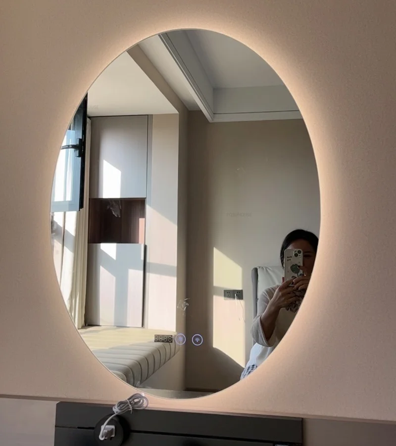 Espejos de baño ovalados inteligentes modernos para el hogar, espejos de baño antivaho minimalistas para colgar en la pared, Espejos de maquillaje con pantalla táctil de luz LED